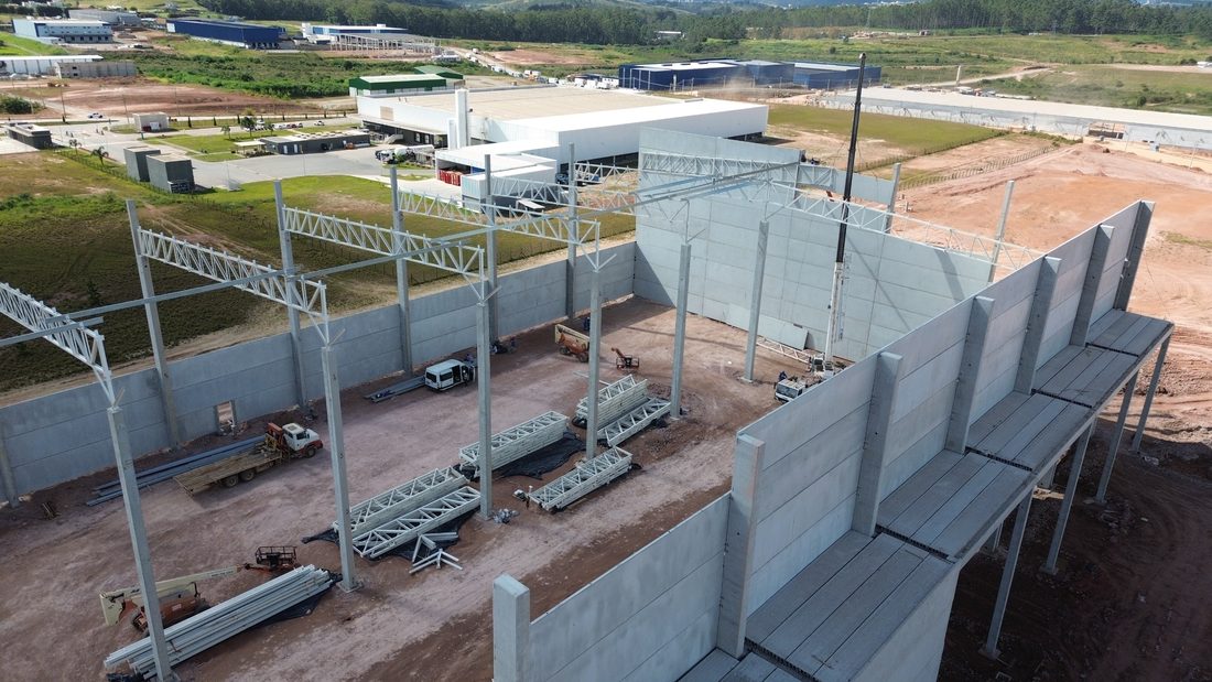 Vista aérea da obra com os painéis pré-moldados já levantados