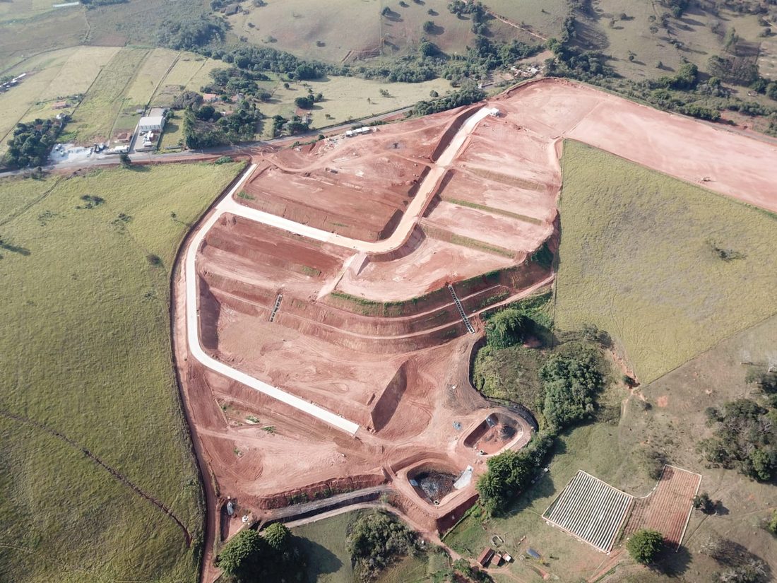Vista aérea de platô de terraplanagem com taludes em bancada
