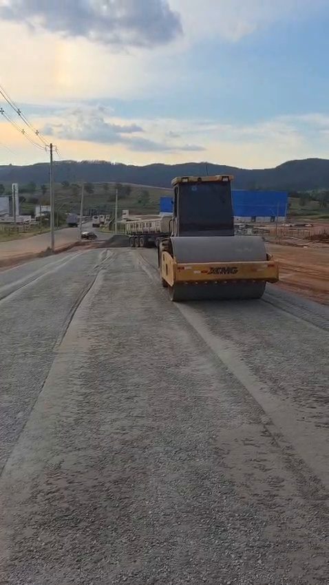 Rolo compactador na base da via, antes do asfalto