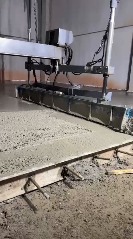 Cabeça da régua laser nivelando o concreto fresco, vista de perto
