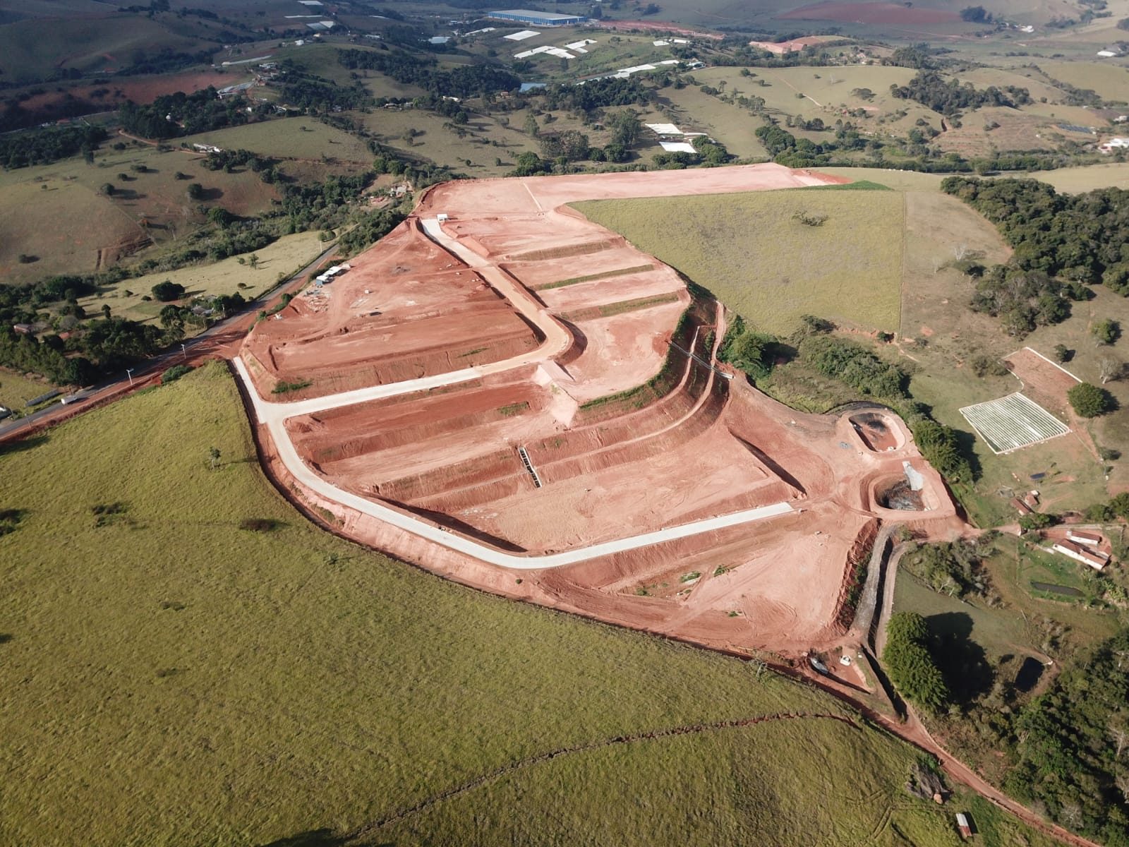 Edantex em Estiva / MG, terraplanagem em bancadas